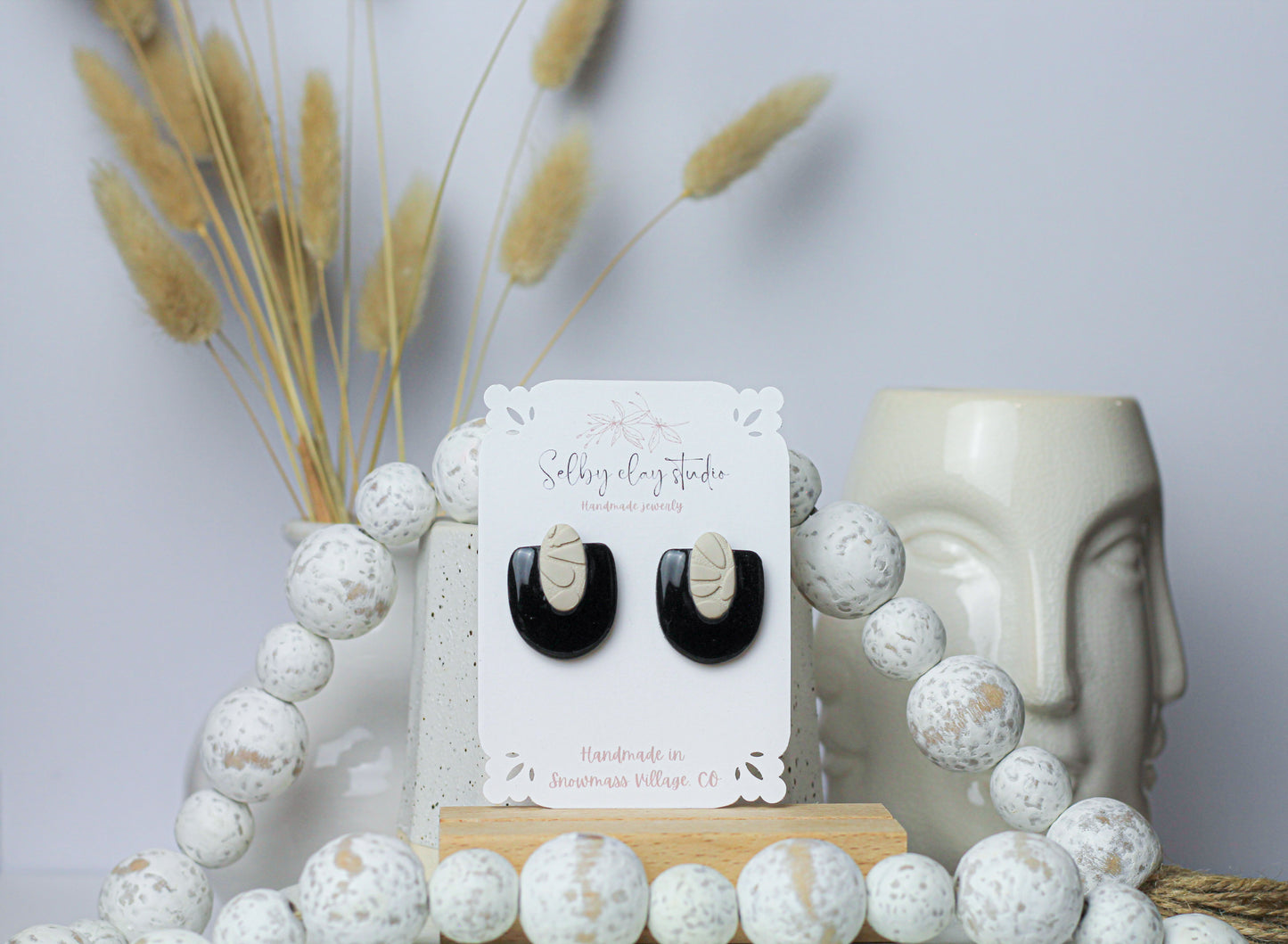 Merlot and roses mini stud