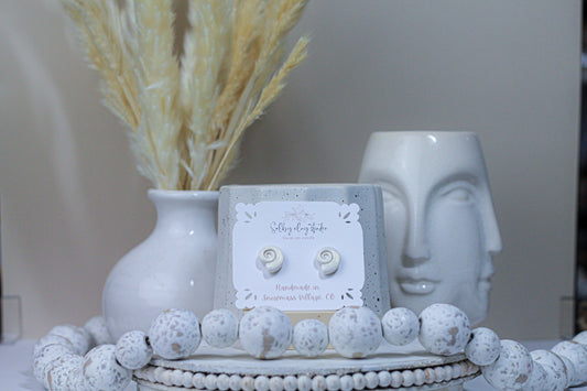 Mar mini seashell stud