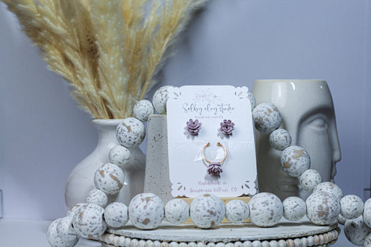 Light purple flower stud with ajustable ring