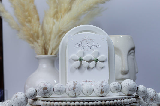 Green Ivy white flower stud