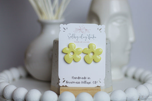 Spring 3 yellow flower stud